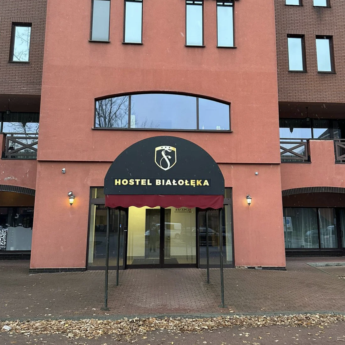 Wejście do Hostel Białołęka — autentyczne zdjęcie obiektu